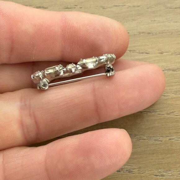 Vintage Rhinestone Circle Brooch Pin With Silver-Tone Setting - Picture 6 of 9